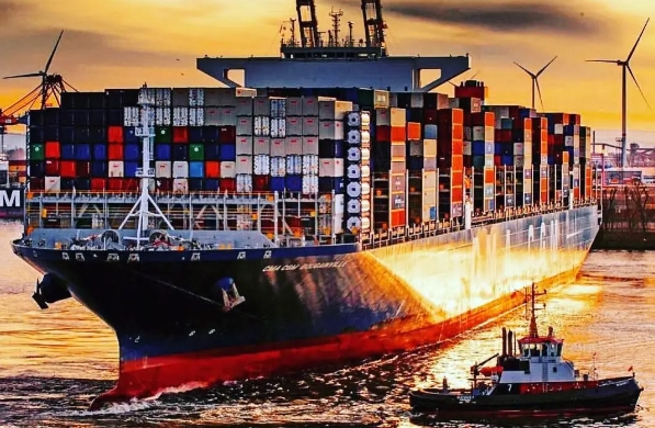 世界經(jīng)濟互聯(lián)互通的背景下，青島港如何應(yīng)對挑戰(zhàn)，不斷發(fā)展壯大？