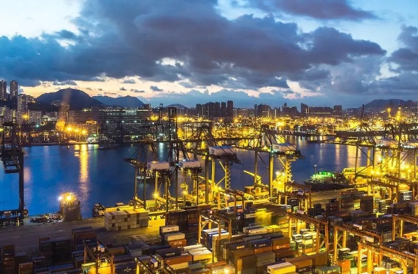 青島港海運(yùn)物流不僅是中國(guó)海運(yùn)物流的重要節(jié)點(diǎn)，更是連接世界的橋梁