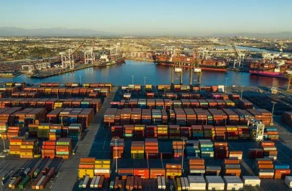 國(guó)際海運(yùn)業(yè)的繁榮與發(fā)展，得益于全球經(jīng)濟(jì)的蓬勃發(fā)展