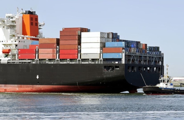 貨代公司是貨物運輸?shù)闹虚g商，扮演著連接生產(chǎn)商和消費者之間的橋梁