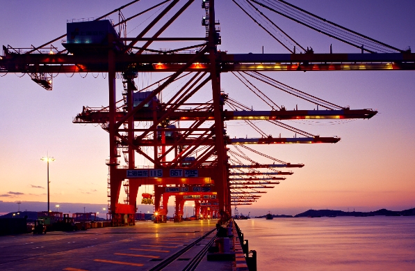 國際物流是全球貿(mào)易的重要組成部分，對國際貿(mào)易發(fā)展具有重要的作用