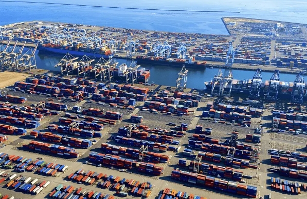 隨著全球貿(mào)易的不斷發(fā)展，貨運代理行業(yè)也面臨著新的挑戰(zhàn)和機(jī)遇