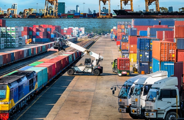 上海國際物流公司不僅承載著貨物的運輸，更是連接世界的橋梁