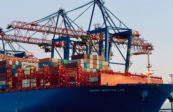 上海貨代公司憑借其服務團隊和先進的管理理念，成為了行業(yè)的領跑者